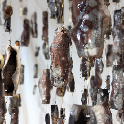 Fragments enfumés suspendus