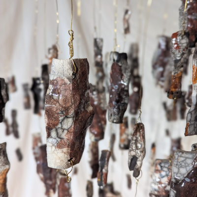 Fragments enfumés suspendus