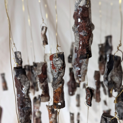 Fragments enfumés suspendus