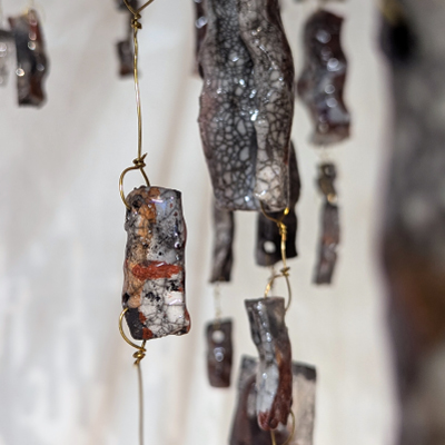 Fragments enfumés suspendus