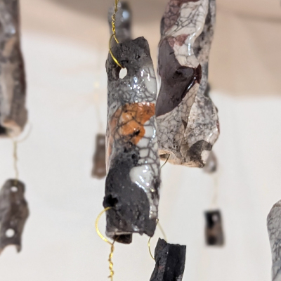 Fragments enfumés suspendus